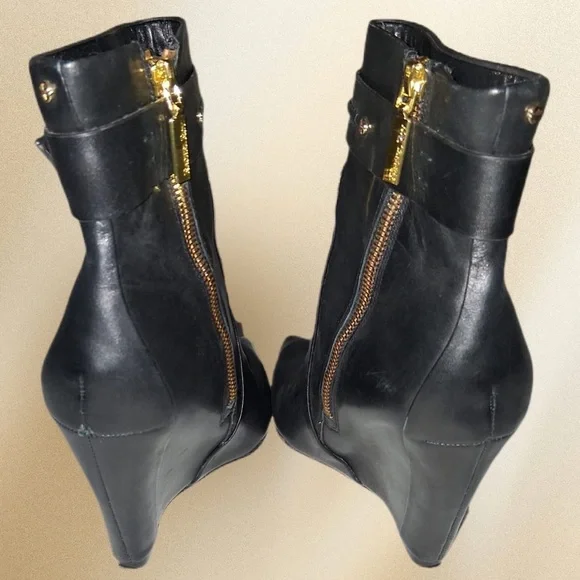 RACHEL Rachel Roy Black Leather Wedge Heel Boot Gold Accents Buckles Size 7 - Picture 7 of 14